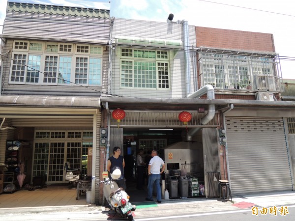 「聞媽媽家庭小吃」沒掛招牌，卻早已是龍潭區知名的巷弄美食。（記者周敏鴻攝）