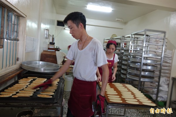 鹿港兔仔寮明豐珍牛舌餅，餅皮包餡壓平後，用爐火來煎。（記者劉曉欣攝）