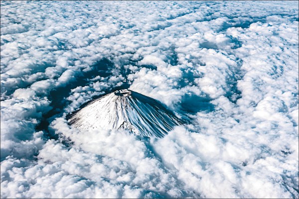 冬季由高空所拍攝的富士山。（李碩攝影）