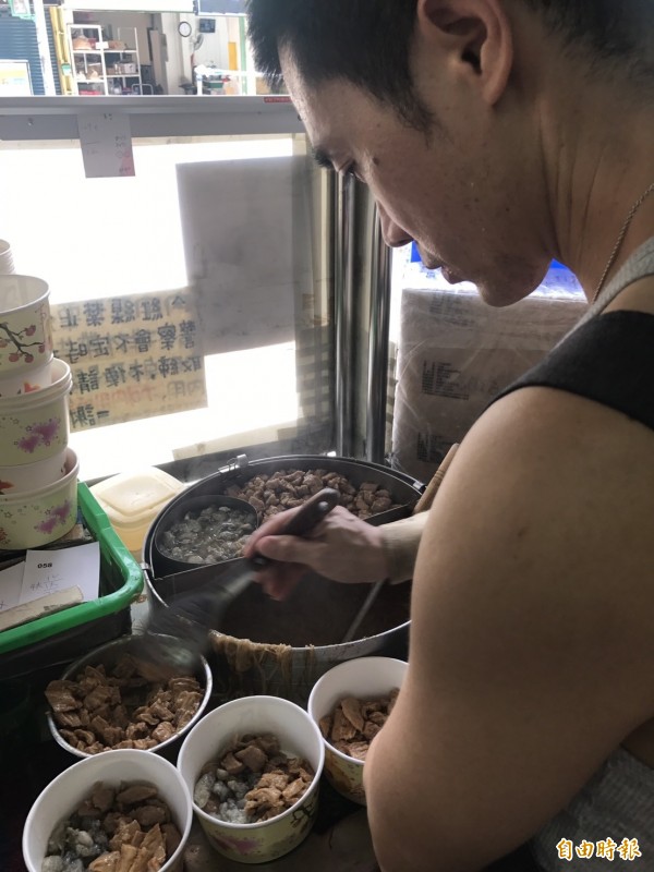 泰山美食名店「全興大腸蚵仔麵線」靠著用料實在澎拜而聞名。（記者葉冠妤攝）