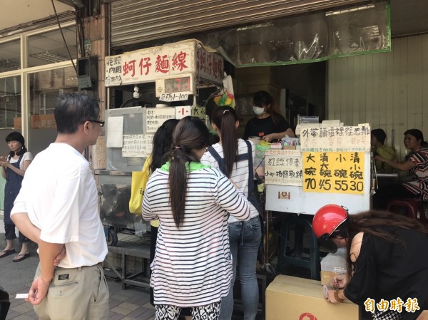 店面不到10坪的泰山美食名店「全興大腸蚵仔麵線」店門口總是排滿人。（記者葉冠妤攝）
