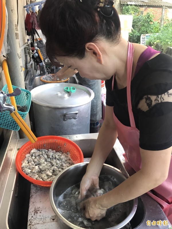 「全興大腸蚵仔麵線」每天進貨約80斤蚵仔，一大早就開始仔細掏洗。（記者葉冠妤攝）