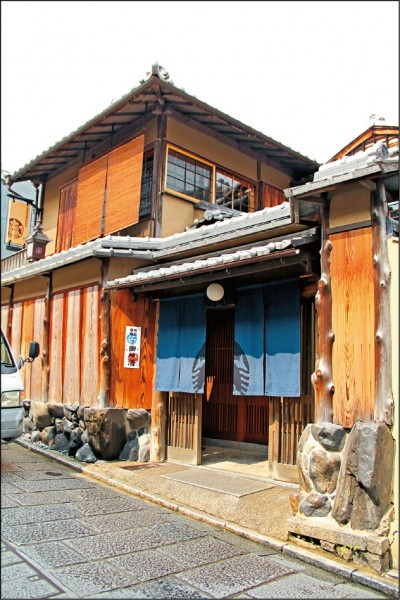 改建百年日本家屋的星巴克二寧坂茶屋店。