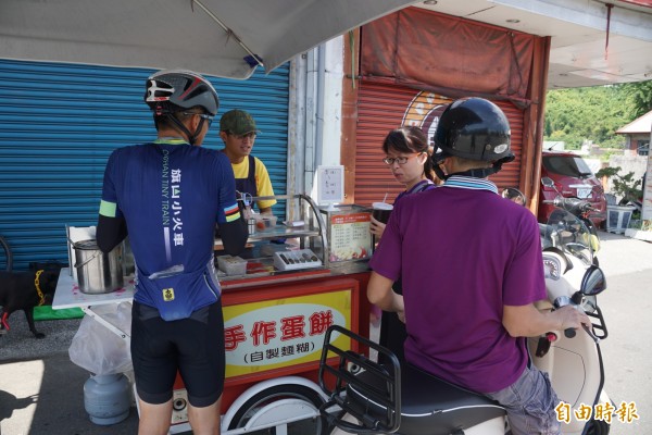 古早味蛋餅飄香，一早就吸引饕客上門。（記者黃佳琳攝）