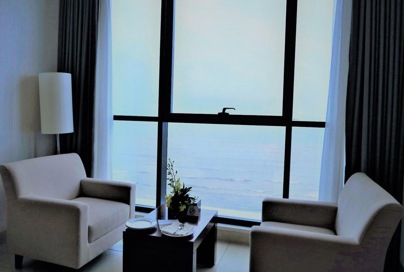 海景高級房（SuperiorRoom Sea View）／美金125元（約台幣3,750元）可選擇1張雙人床或2張單人床的房型，空間寬敞舒適，坐在窗邊的沙發即可享受無敵海景。