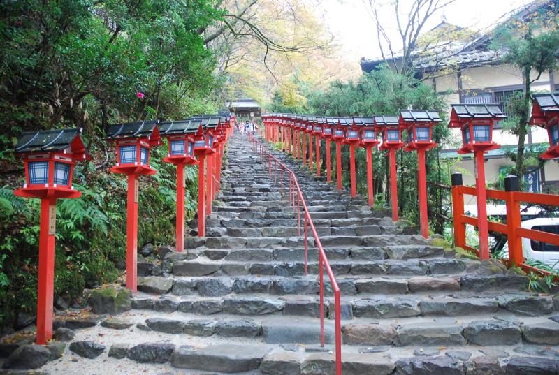 貴船神社入口處、階梯旁成排的紅色燈籠極富古意，常為遊客合影留念之處。