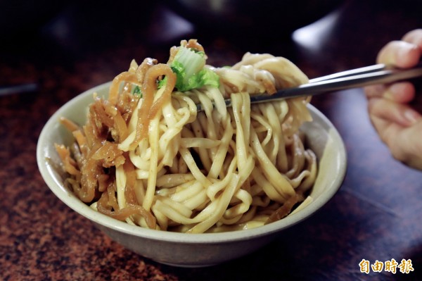 潮州「阿公店」麻醬麵，是熱賣超過一甲子的家鄉味。（記者邱芷柔攝）