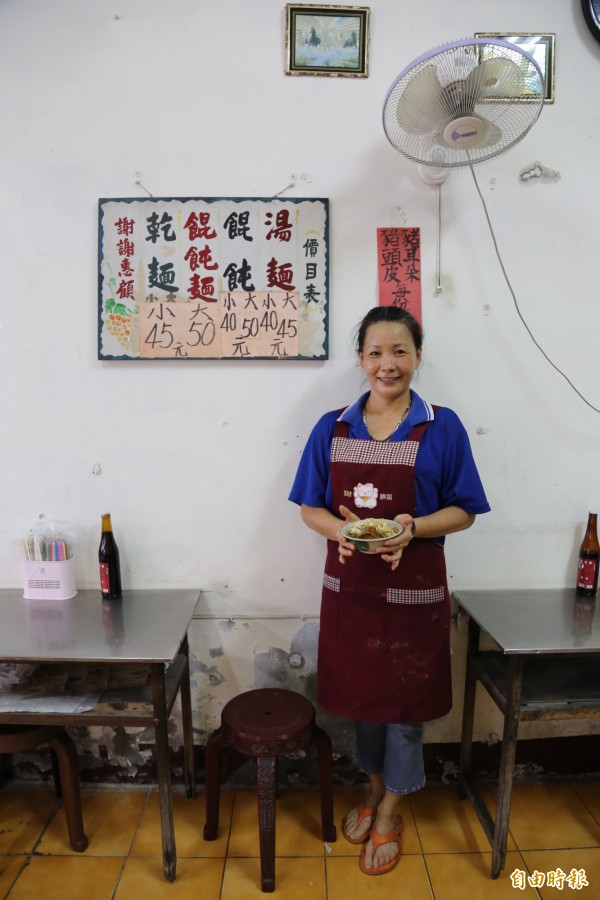 老闆娘郭素琴從小跟在阿公身邊忙進忙出，再從媽媽手中接下麵攤，她說，當聽到客人說「就是這個味道！」就讓她充滿動力。（記者邱芷柔攝）