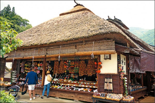 販賣紀念品的土產店，展示琳瑯滿目的當地特產。