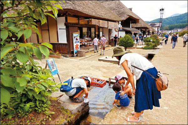 清冽水流為大內宿消除暑氣，也吸引孩童戲水。