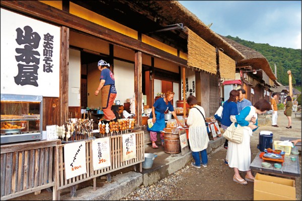 烤魚、烤麻糬丸子或魚板的店家，不斷飄散出誘人香氣。