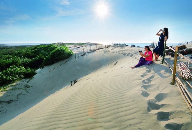 宛如沙漠地形的沙丘，百公尺外就是台灣海峽，特殊景觀令人驚豔。