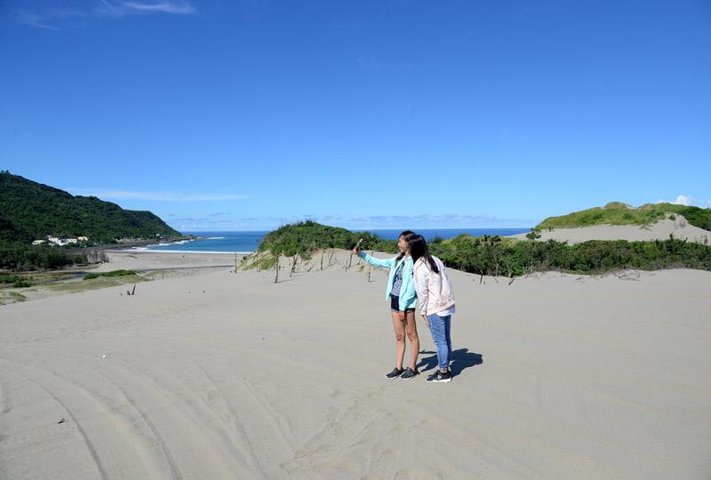 站在沙丘上，往下望是恆春半島東岸的太平洋。