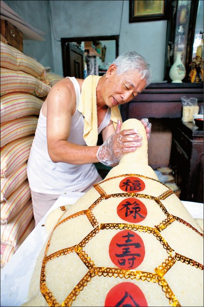 除製作傳統米糕栫，黃銅山也因應祭拜需求特製米糕龜。(圖片提供／社大李青純)
