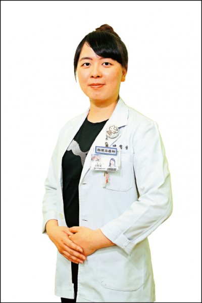陳奕安／新光醫院物理治療師、禪柔課程講師︰國立陽明大學物理治療暨輔助科技學系畢業，擁有禪柔運動（GYROKINESIS®）指導員認證。希望以物理治療師專業身分進一步推廣溫和易做的禪柔運動，讓老人、復健者、上班族都能透過這項運動讓身心更健康。﹙記者沈昱嘉／攝影﹚