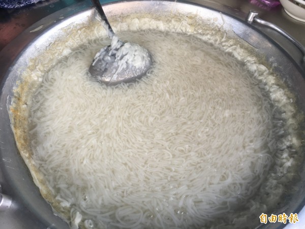 手工白麵線熬煮到糊稠，滾沸時看似米漿在鍋內咕嚕咕嚕跳動，卻又看得到一條條的麵線，入口即化而且「滑溜」。 （記者黃淑莉攝）