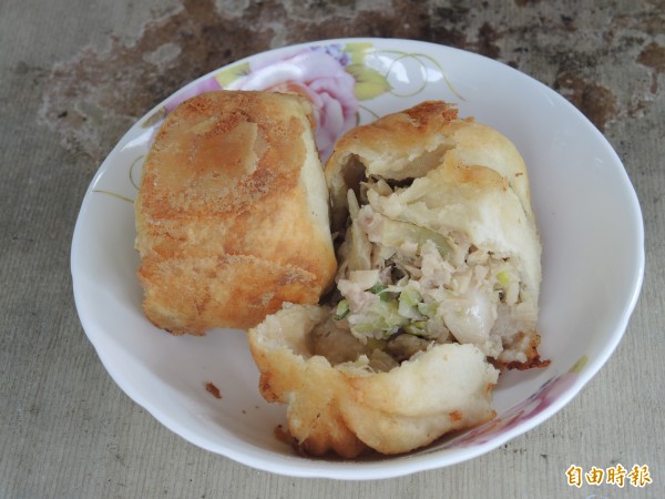 老楊水煎包外皮酥脆，內餡豐富。（記者翁聿煌攝）