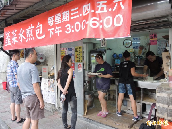 老楊水煎包上下午不同口味，老顧客就知道要配合時間來買。（記者翁聿煌攝）