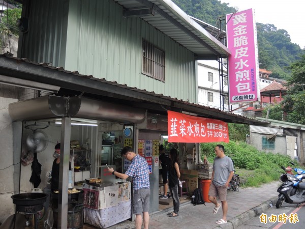 老楊煎包就在大馬路邊，對開車和騎車民眾有如得來速般方便。（記者翁聿煌攝）