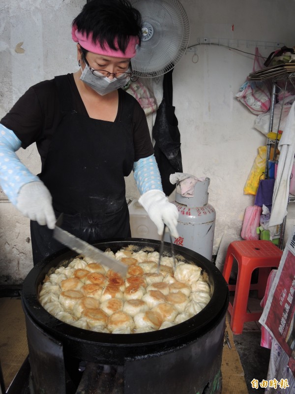 老楊水煎包將兩面都煎到金黃酥脆，口感紮實。（記者翁聿煌攝）
