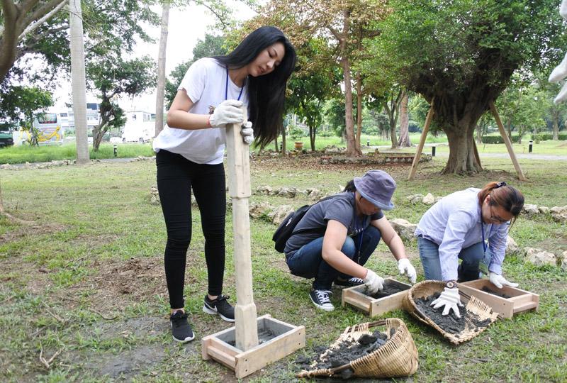 土埆是一種傳統常見的建築材料，要緊密壓實有黏性的土泥，經日曬吸收水分再疊成城牆。