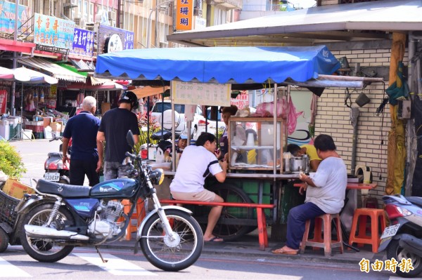 早餐店位在南方澳金媽祖廟前的小角落，沒有招牌，卻是當地人嚐了45年的老味道。（記者張議晨攝）
