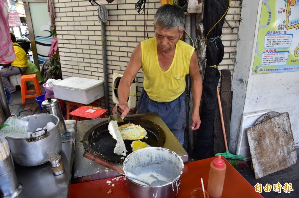 早餐店的蛋餅隨點隨做，味道傳統，「蛋餅阿公」還可依客人喜好調整份量，是店內最熱門的餐點。（記者張議晨攝）