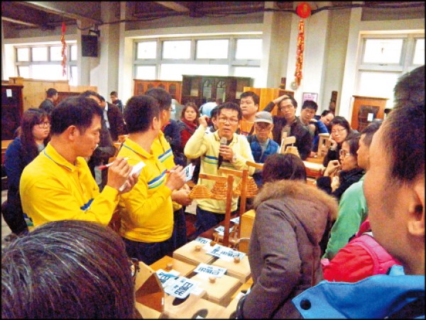 拍賣開始，民眾可跟著場內唯一拍賣官沿路拍賣。（圖片提供／台北市環境保護局資源回收隊）