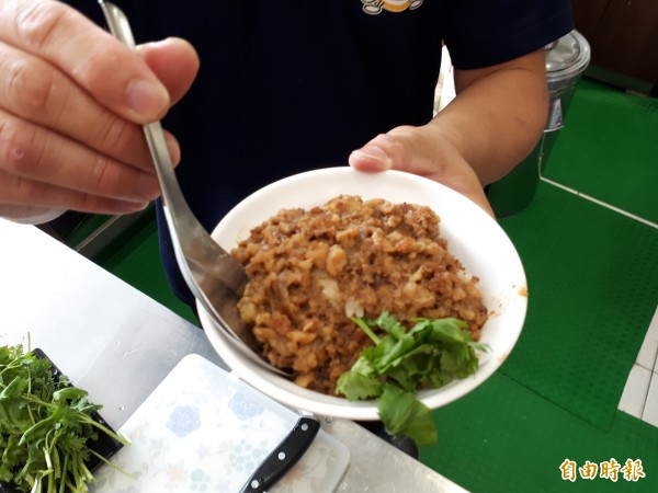 桃源號的滷肉飯，精選溫體黑毛豬的後腿肉製作而成。（記者謝武雄攝）