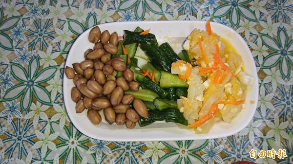 滿滿3樣小菜只賣50元。（記者葉永騫攝）