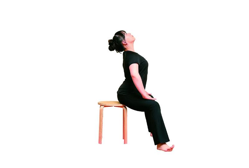 動作1＞坐於椅子前1/3，吸氣時身體慢慢後揚至身體可維持的最大角度，直到吸飽氣後，後揚動作停止，開始吐氣緊接動作2。