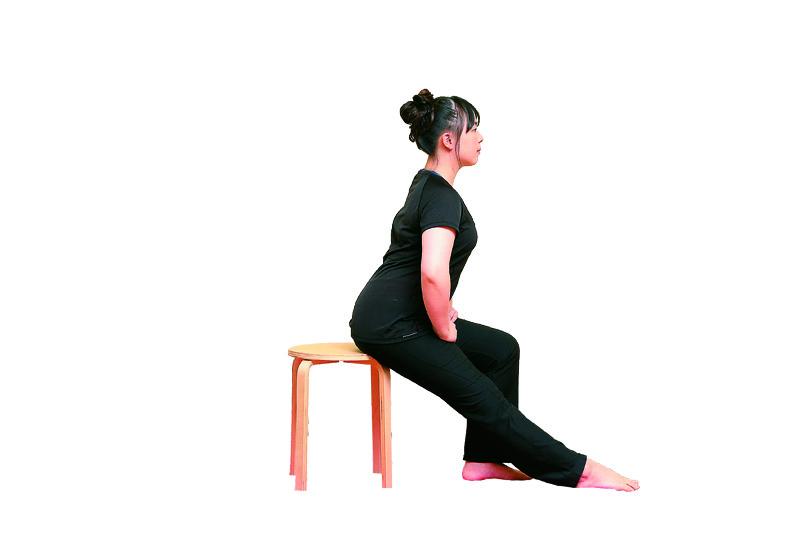 動作1＞坐於椅子前1/3，吸氣挺直身體，左腳踩穩，右腳掌貼著地板。吐氣時右腳尖指向前方，向前沿著地板滑出。