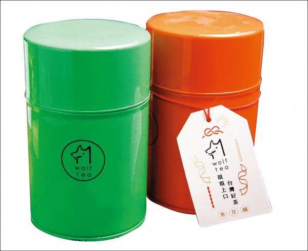 桂香包種（左）、奶萱紅茶／每罐630元，「琅茶」的桂香包種在淡雅中帶點花香，奶萱紅茶則有溫順的牛奶糖香氣；鮮豔的茶罐是品牌年輕化的象徵。（記者臺大翔／攝影）
