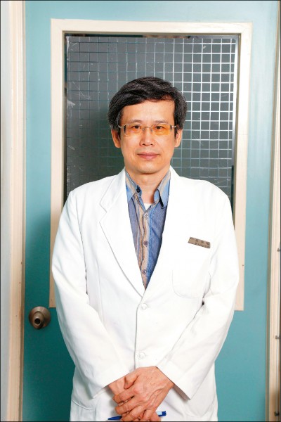 李照陽／凡賽爾賽鴿寵物鳥醫院院長，國立台灣大學獸醫學碩士，國家考試獸醫師及格，專攻賽鴿、寵物鳥內、外產科疾病診斷及治療。（記者陳宇睿／攝影）