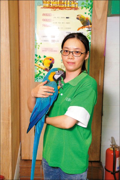 李盈範／寵物鳥世界 K2 Parrot&Pet House副店長，擁有5年半養鳥經驗，飼養過小型、中小型鸚鵡。（記者陳宇睿／攝影）