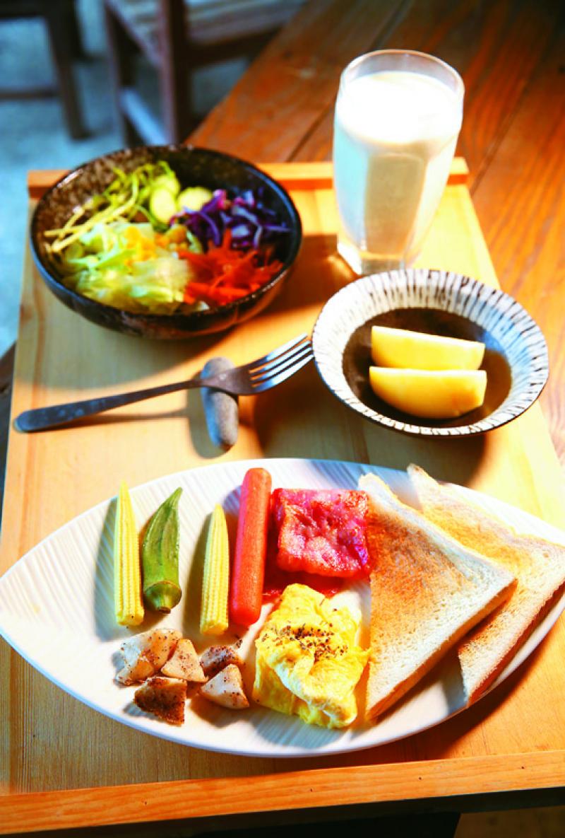 在懶人宿營體驗豪華露營不必煩惱餐食，一早起床就有營養滿點的早餐可以享用。（記者臺大翔／攝影）