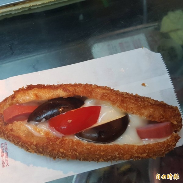 基隆廟口夜市58號攤營養三明治，油炸酥黃香脆的麵包，中間裹著豐富的配料，讓人食指大動。（記者俞肇福攝）
