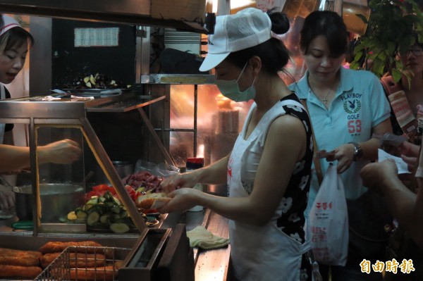 廟口營養三明治的攤位不到2坪大，簡單的新鮮食材混搭，好吃的營養三明治讓不少人大老遠跑來，滿足對美食的想念。（記者俞肇福攝）