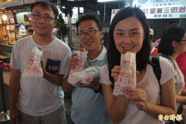 基隆市廟口夜市是喜愛美食民眾的朝聖地，其中，58號攤的營養三明治是不分男女都愛吃的小吃。（記者俞肇福攝）