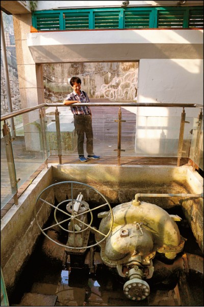「瑠公圳圳頭展示館」展示抽水系統。（記者陳宇睿／攝影）