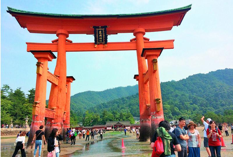 廣島的嚴島神社由於漲退潮風景各異，吸引不少遊客。但請牢記不要破壞潮間生態，也請勿將許願錢幣塞進鳥居上的貝殼旁。﹙圖片提供／Rene﹚