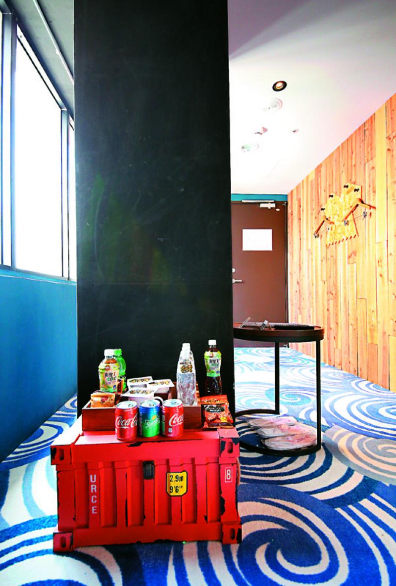 不同房型放置備品的桌具造型不一，桌上擺放的水、飲料與餅乾點心皆免費取用。