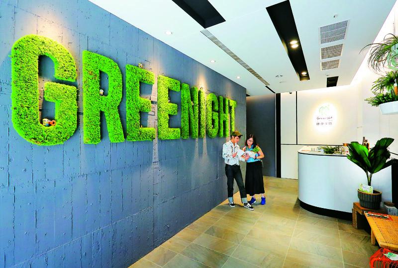 推開旅店大門即可見青綠植被裝飾排成的「GREENIGHT」於大片灰牆上，一旁的櫃檯與擺設亦有植栽搭配，顯現旅店重視綠意、藉此展現城市生命力的主題！