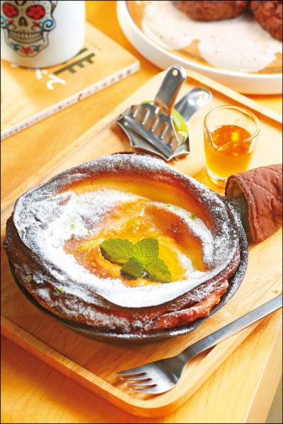 鐵鍋鬆餅（German Pancake）起源德國，因其又名Dutch Baby，加上使用荷蘭鑄鐵鍋做成，所以常被誤稱為荷蘭鬆餅；特色是先將鐵鍋加熱，再倒入以麵粉和雞蛋打製的麵糊，並送進烤箱烘烤，外圈酥脆、內部濕潤紮實。（記者潘自強／攝影）