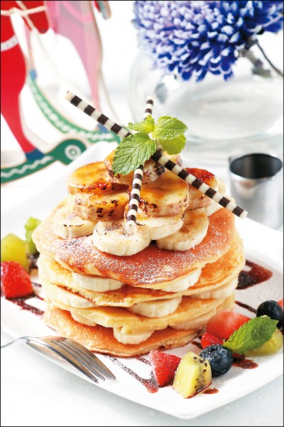 美式鬆餅（Pancake）是以平底煎鍋製成的點心，用低筋麵粉、雞蛋、牛奶和糖調成麵糊，倒入平底鍋煎成兩面金黃即可，一般來說1片厚度約1公分左右，口感鬆軟。（記者潘自強／攝影）