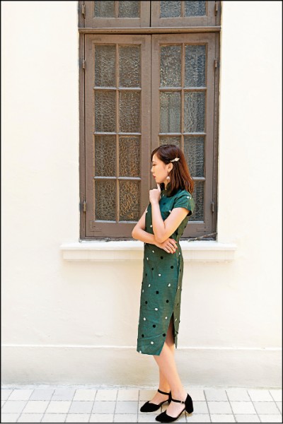 1970年代旗袍設計融入西方文化，幾何圖形的款式越來越受歡迎。（林奕安／攝影）