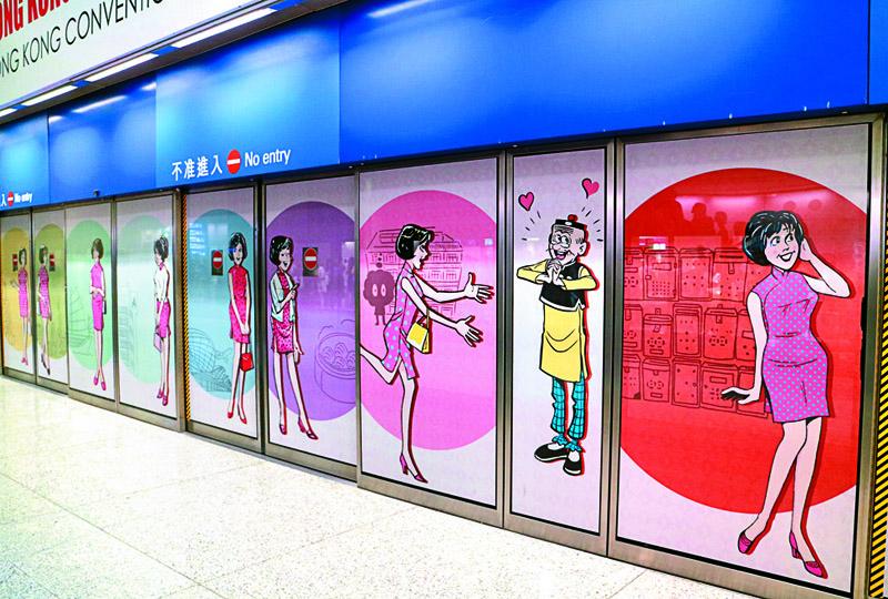 香港機場目前舉辦長衫故事展，月台門與機場空間多以旗袍插圖裝飾，讓機場的許多角落成為展現長衫（旗袍）文化的地點。﹙記者邱璟綾／攝影﹚