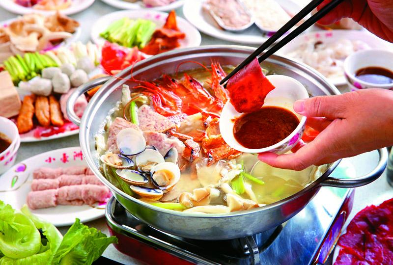 牛肉沙茶爐／330元起、豬肉沙茶爐／320元起（皆附基本菜、肉盤；單點配菜約10～200元不等）。店內提供牛肉與豬肉沙茶爐（含湯底），有50多種嚴選的食材配料供選擇。﹙記者潘自強／攝影﹚