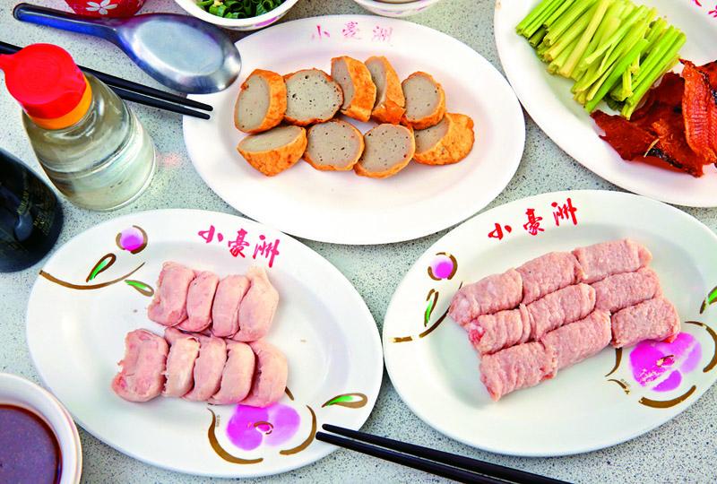 魚餃／45元、魚卷／40元、魚冊／45元（每份，圖左下起順時針）。以台南在地特色的狗母魚為食材，手工製成皮Ｑ肉鮮的魚餃，或經油炸將狗母魚漿做成魚卷、切片，還有以帶肉的狗母魚皮包入豬肉和芹菜做成魚冊，都是店內必點招牌配料。﹙記者潘自強／攝影﹚