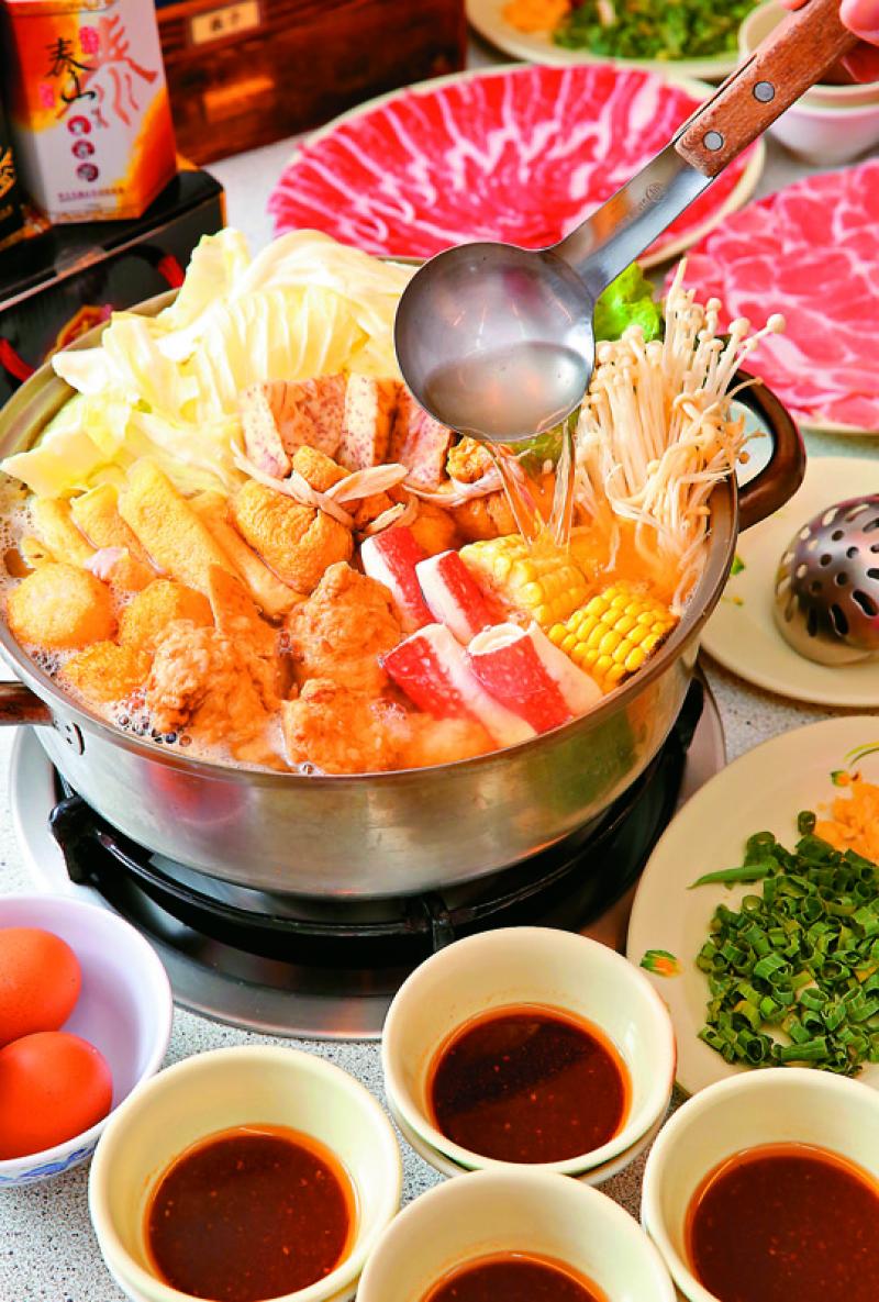 霜降牛肉／180元、梅花豬肉／160元（皆為每份；配菜50～120元不等，湯頭免費），泰山汕頭火鍋的食材都經過店家嚴選，切薄的牛肉、豬肉輕涮幾下就鮮嫩入口，火鍋配料有時蔬、黃金魚輪、魚卵福袋等多元選擇。（記者潘自強／攝影）